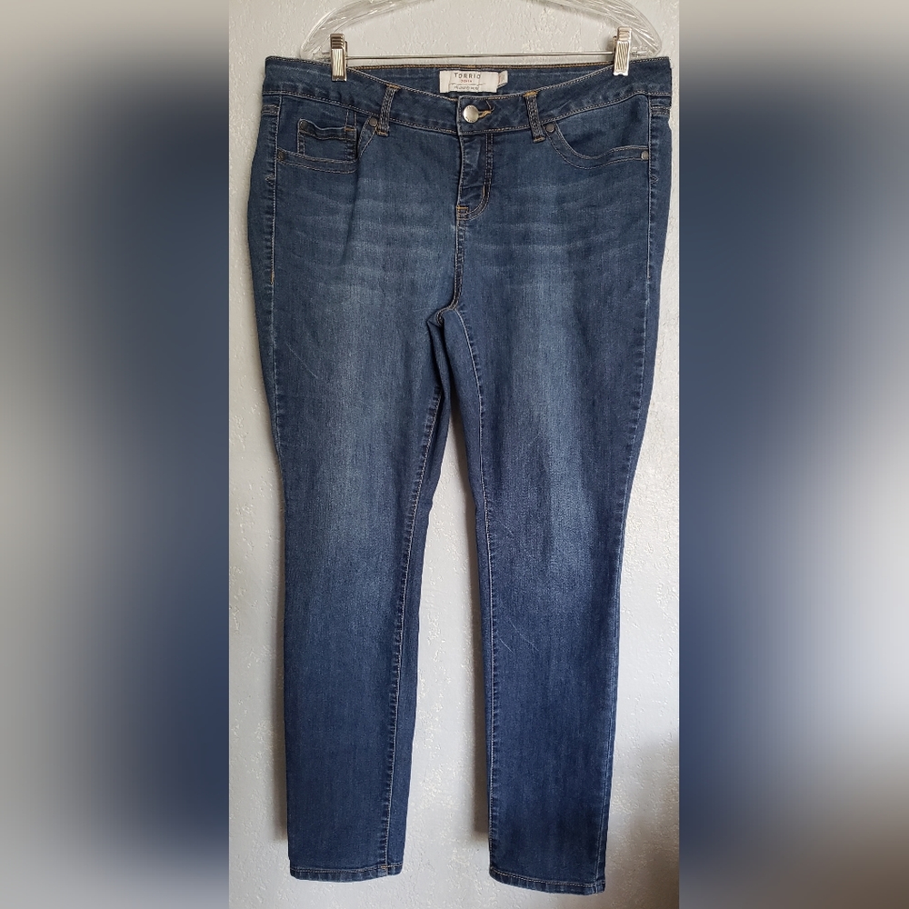 TORRID DEMIN BLUE JEANS SIZE 16S